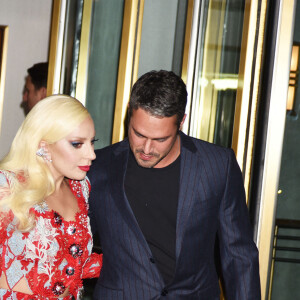 Lady Gaga et son fiancé Taylor Kinney à la sortie de la soirée "National Arts Awards" 2015 à New York, le 19 octobre 2015. © CPA/Bestimage