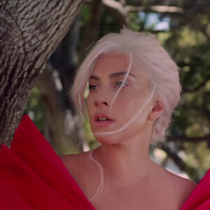 Lady Gaga apparaît dans la publicité VOCE VIVA , le nouveau parfum de Valentino Beauty.