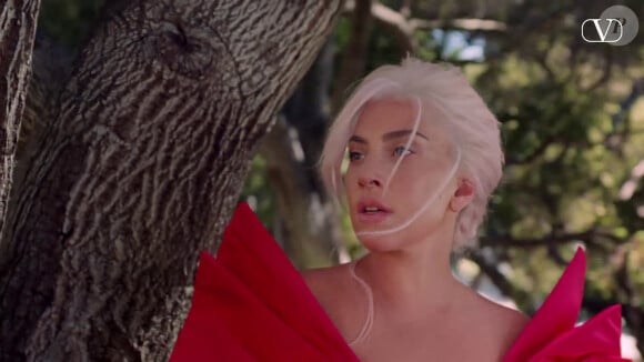 Lady Gaga apparaît dans la publicité VOCE VIVA , le nouveau parfum de Valentino Beauty.