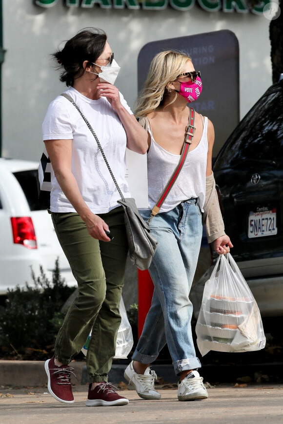 Exclusif - Shannen Doherty et Sarah Michelle Gellar font du shopping au Country Mart de Malibu à Los Angeles pendant l'épidémie de coronavirus (Covid-19), le 5 octobre 2020.
