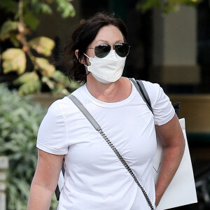 Exclusif - Shannen Doherty et S. Michelle Gellar font du shopping au Country Mart de Malibu à Los Angeles pendant l'épidémie de coronavirus (Covid-19), le 5 octobre 2020.