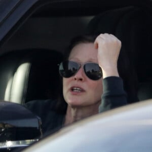 Exclusif - Shannen Doherty, non masquée malgré l'épidémie de coronavirus (Covid-19), se balade en voiture à Los Angeles, le 7 mai 2020.