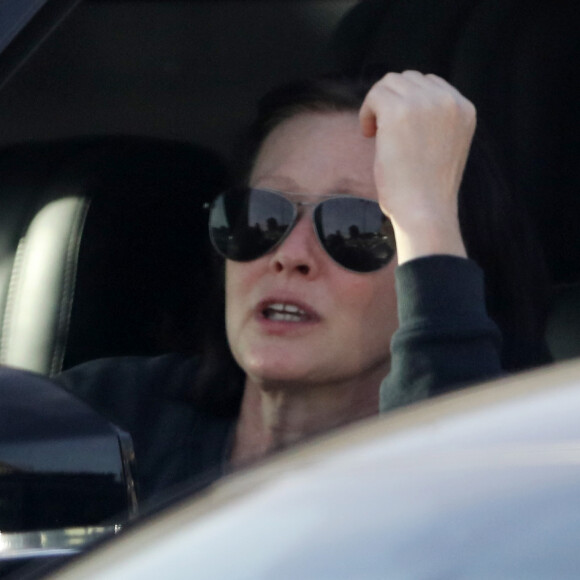 Exclusif - Shannen Doherty, non masquée malgré l'épidémie de coronavirus (Covid-19), se balade en voiture à Los Angeles, le 7 mai 2020.