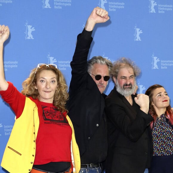 Corinne Masiero, Benoît Delépine, Gustave Kervern et Blanche Gardin au photocall du film "Effacez l'historique" lors de la 70e édition du festival international du film de Berlin (La Berlinale 2020), le 29 février 2020.