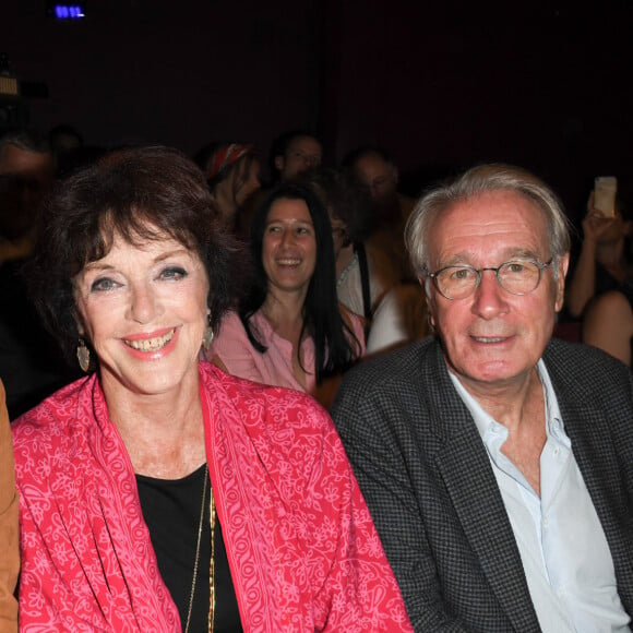 Gérard Darmon, la Lauréat d'un trophée pour le soutien de l'association "SOS Villages d'Enfants", Annie Duperey et Bernard Le Coq lors de la 5ème édition des "Trophées du Bien-Etre" au théâtre de la Gaité-Montmartre à Paris, France, le 16 septembre 2019. © Coadic Guirec/Bestimage