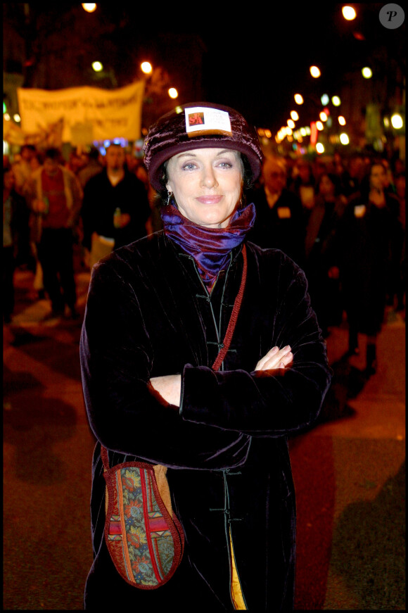 Anny Duperey à la manifestation des intermittents du spéctacle de la place de la Bastille à la place de la Madelaine pour défendre leur régime spécifique d'indemnisation  