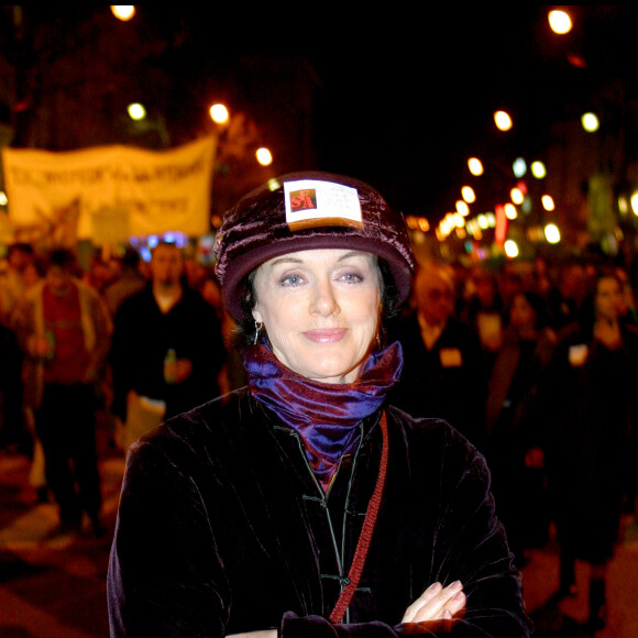 Anny Duperey à la manifestation des intermittents du spéctacle de la place de la Bastille à la place de la Madelaine pour défendre leur régime spécifique d'indemnisation  