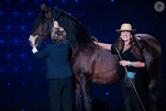 Exclusif- Joëlle Balland, Véronique Jannot et son cheval Alboroto - Enregistrement de l'émission "La boîte à Secrets 5" à Paris, qui sera diffusée le 6 novembre sur France 3. Le 21 septembre 2020. © Tiziano Da Silva / Bestimage 