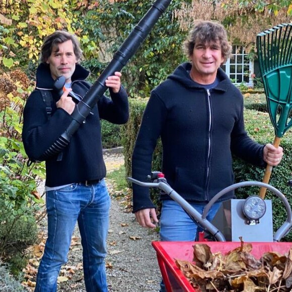 Jalil Lespert, confiné à la campagne avec Laeticia Hallyday, pose Pierre Rambaldi, l'un des amis proches de celle-ci. Le 7 novembre 2020.