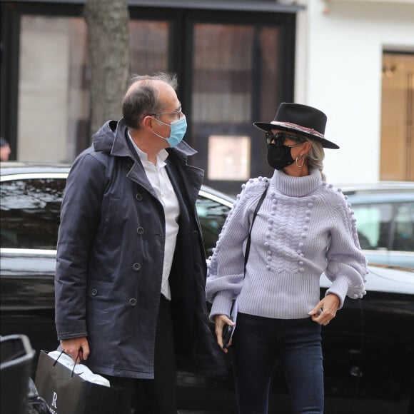 Exclusif  - Laeticia Hallyday sort d'un déjeuner avec son avocat Pierre Pradié au restaurant Kinu Gawa à Paris le 29 octobre 2020.