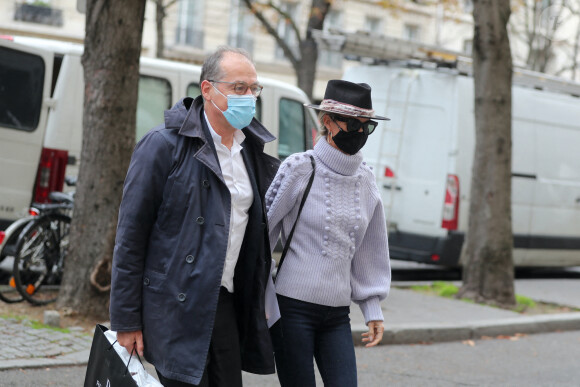 Exclusif - Laeticia Hallyday sort d'un déjeuner avec son avocat Pierre Pradié au restaurant Kinu Gawa à Paris le 29 octobre 2020. Ensuite ils retournent au cabinet avenue Montaigne. 