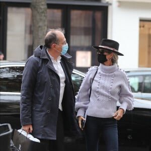 Exclusif - Laeticia Hallyday sort d'un déjeuner avec son avocat Pierre Pradié au restaurant Kinu Gawa à Paris le 29 octobre 2020. Ensuite ils retournent au cabinet avenue Montaigne. 