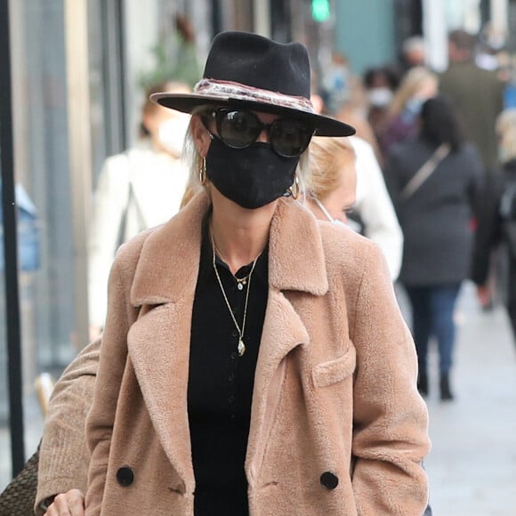 Exclusif - Laeticia Hallyday est allée déjeuner au restaurant "L'Atelier Robuchon" avec l'équipe Warner Music Rose-Hélène Chassagne (Directrice Générale Warner Music), Alain Veille (Président de Warner Music) et Anne Hommel avant d'aller dans une librairie puis chez le coiffeur à Paris, le 26 octobre 2020.