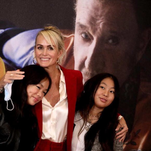 Semi-Exclusif - Laeticia Hallyday et ses filles Joy et Jade - Projection au Grand Rex à Paris des documentaires "Johnny USA" et "A nos promesses" à l'occasion de la Journée Spéciale Johnny, son rêve américain. Le 21 octobre 2020 © Jacovides-Moreau / Bestimage