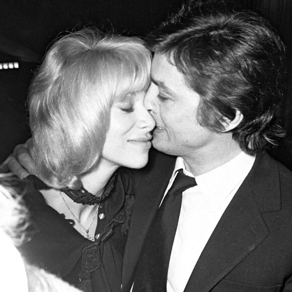 Alain Delon et Mireille Darc lors de la première du film "Doucement les basses".