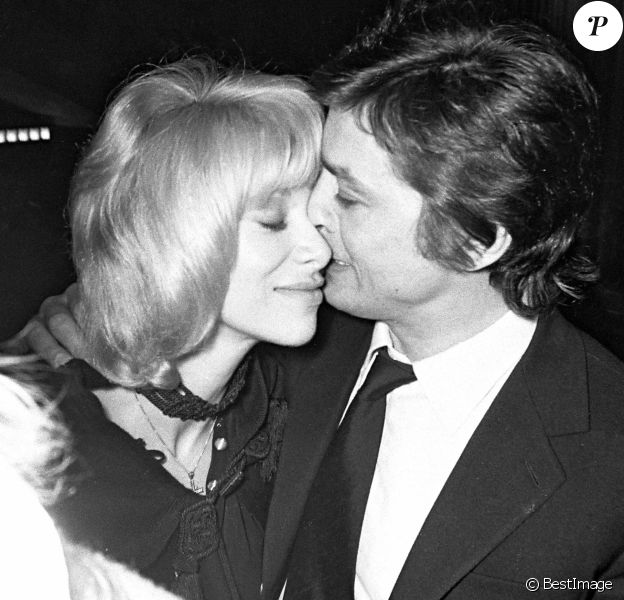Alain Delon et Mireille Darc lors de la première du film "Doucement les basses".