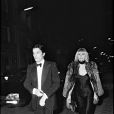 Alain Delon et Mireille Darc arrivent à une soirée à Paris en 1975.