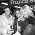 Alain Delon, Ornella Mutti et mireille Darc à la première du film "Mort d'un pourri" en 1980.