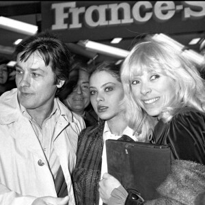 Alain Delon, Ornella Mutti et mireille Darc à la première du film "Mort d'un pourri" en 1980.