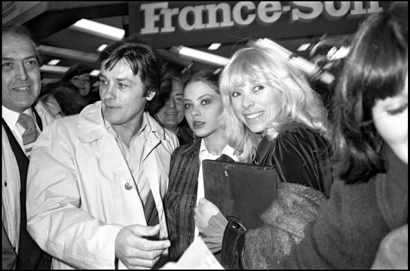 Alain Delon, Ornella Mutti et mireille Darc à la première du film "Mort d'un pourri" en 1980.