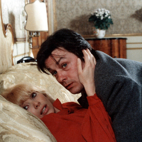 Mireille Darc et Alain Delon sur le tournage du film "L'homme pressé". 1976 