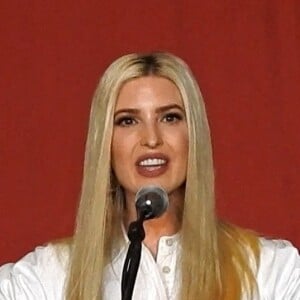 Ivanka Trump est assaillie par des partisans aimants après avoir pris la parole lors d'un meeting MAGA à Miami les 27 octobre 2020. Elle a signé des centaines d'autographes et a salué la foule à l'amphithéâtre de Bayfront Park après avoir pris la parole sur scène, se rapprochant de très près de la foule, mais conservant un masque pour se protéger.