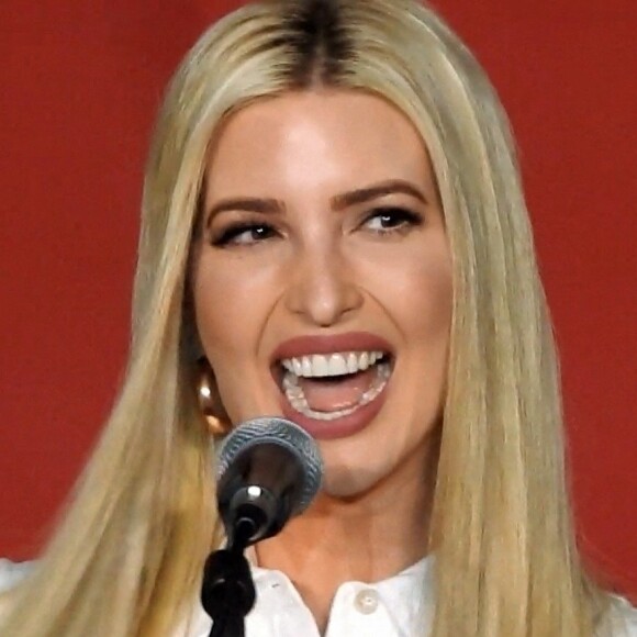 Ivanka Trump est assaillie par des partisans aimants après avoir pris la parole lors d'un meeting MAGA à Miami.