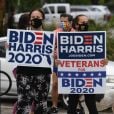 Les habitants de Fort Lauderdale descendent dans la rue pour fêter l'élection de Joe Biden à la présidence des Etats-Unis le 7 novembre 2020.