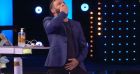 Cyril Hanouna craque son pantalon en direct dans "A prendre ou à laisser", sur C8