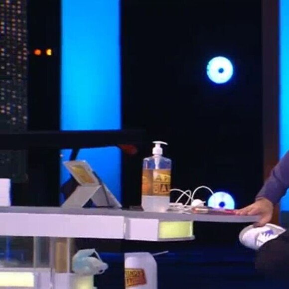 Cyril Hanouna craque son pantalon en direct dans "A prendre ou à laisser" et se change, le 9 novembre 2020, sur C8