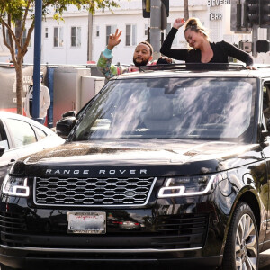 Exclusif - Chrissy Teigen et son mari John Legend paradent à West Hollywood pour fêter la victoire de Joe Biden, le 7 novembre 2020.