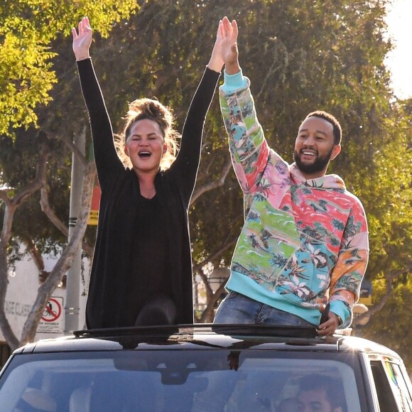 Exclusif - Chrissy Teigen et son mari John Legend paradent à West Hollywood pour fêter la victoire de Joe Biden, le 7 novembre 2020.