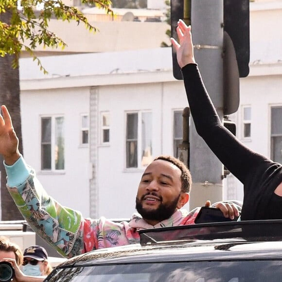 Exclusif - Chrissy Teigen et son mari John Legend paradent à West Hollywood pour fêter la victoire de Joe Biden, le 7 novembre 2020.