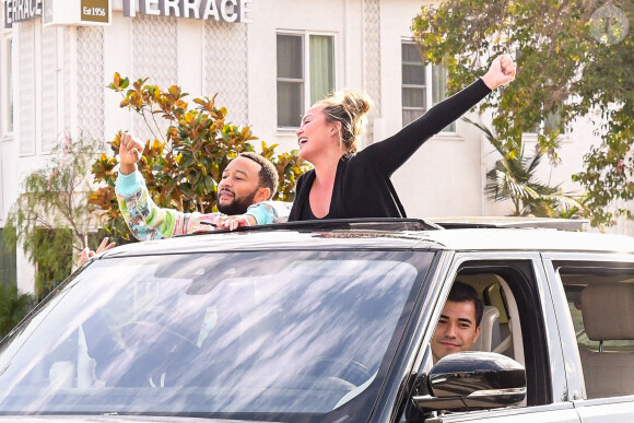 Exclusif - Chrissy Teigen et son mari John Legend paradent à West Hollywood pour fêter la victoire de Joe Biden, le 7 novembre 2020.