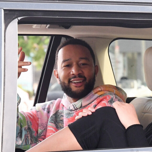 Exclusif - Chrissy Teigen et son mari John Legend paradent à West Hollywood pour fêter la victoire de Joe Biden, le 7 novembre 2020.