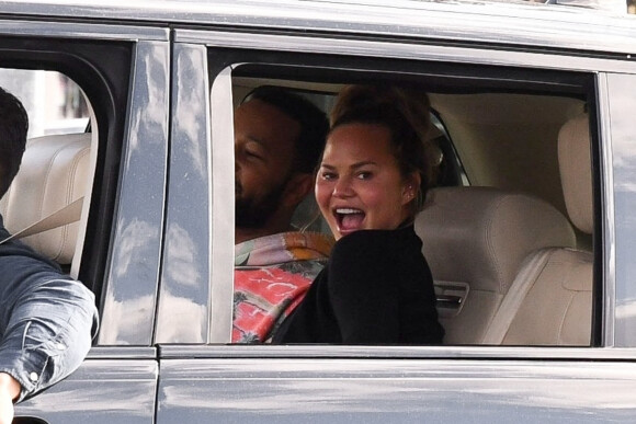 Exclusif - Chrissy Teigen et son mari John Legend paradent à West Hollywood pour fêter la victoire de Joe Biden, le 7 novembre 2020.