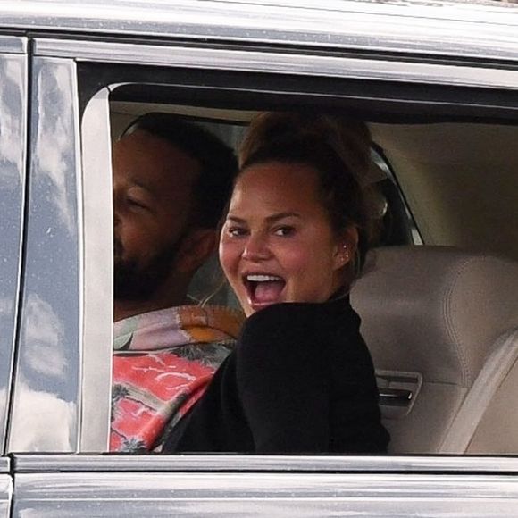 Exclusif - Chrissy Teigen et son mari John Legend paradent à West Hollywood pour fêter la victoire de Joe Biden, le 7 novembre 2020.