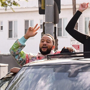 Exclusif - Chrissy Teigen et son mari John Legend paradent à West Hollywood pour fêter la victoire de Joe Biden, le 7 novembre 2020.