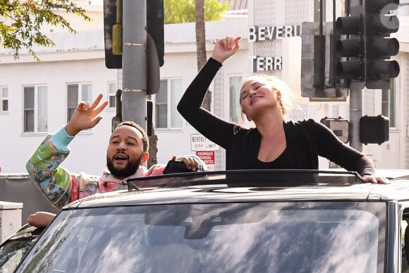 Exclusif - Chrissy Teigen et son mari John Legend paradent à West Hollywood pour fêter la victoire de Joe Biden, le 7 novembre 2020.