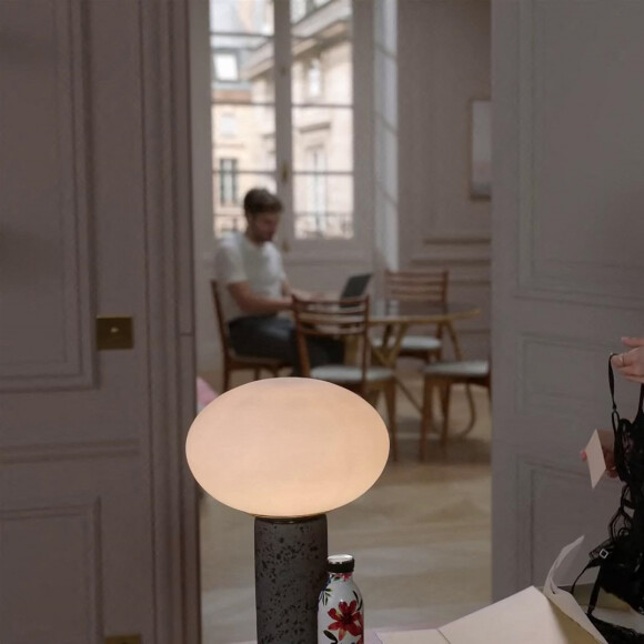 Lily Collins - Bande-annonce de la série Netflix "Emily in Paris" créée par Darren Star. Le 5 octobre 2020.