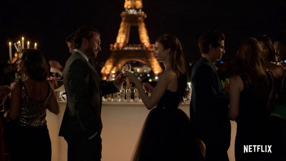 William Abadie, Lily Collins - Bande-annonce de la série Netflix "Emily in Paris" créée par Darren Star. Le 5 octobre 2020.