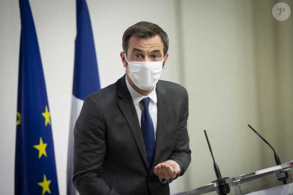 Olivier Véran, ministre des solidarités et de la santé lors de la conférence de presse hebdomadaire sur la situation de l'épidémie de coronavirus (COVID-19) en France le 5 novembre 2020 à Paris. Eric Tschaen / Pool / Bestimage 
