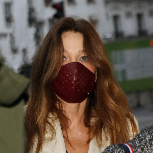 Carla Bruni Sarkozy arrive à la radio RTL pour la promotion de son nouvel album éponyme le 8 octobre 2020.