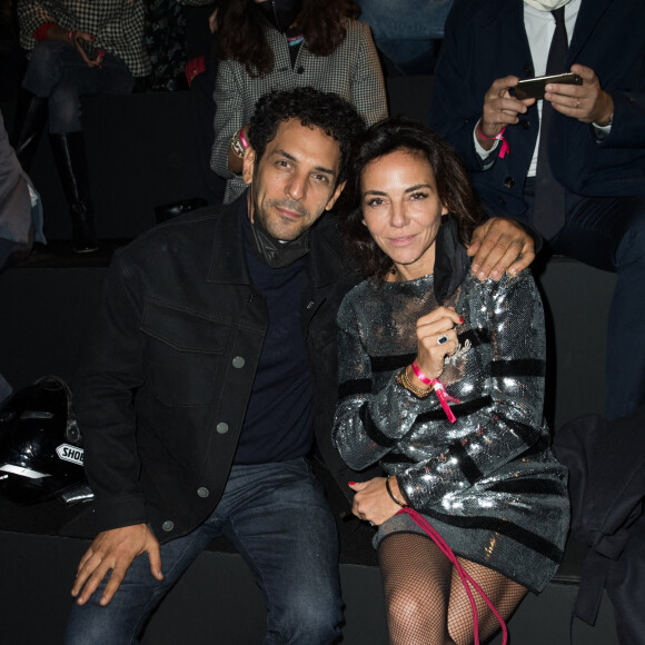 Exclusif - Tomer Sisley, sa femme Sandra - Frontrow lors du défilé Etam Live Show à Paris le 29 septembre 2020. © Pool Agence Bestimage