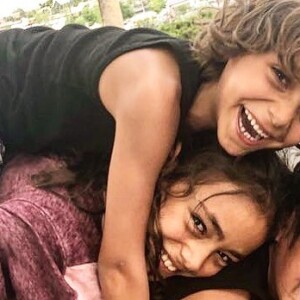 Tomer Sisley avec son beau-fils Dino et ses enfants, Liv et Levin, sur Instagram en juillet 2018.