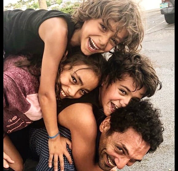 Tomer Sisley avec son beau-fils Dino et ses enfants, Liv et Levin, sur Instagram en juillet 2018.