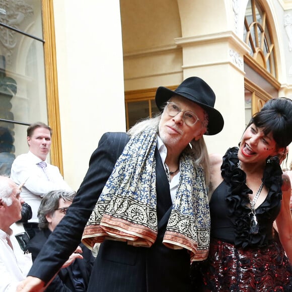 Elliott Murphy et Lio - Défilé "Over Fifty... et alors !" à la galerie Vivienne à Paris le 17 Juin 2019. © Dominique Jacovides/Bestimage