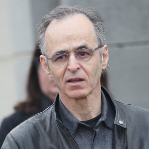 Jean-Jacques Goldman lors des obsèques de Véronique Colucci au cimetière communal de Montrouge, le 12 avril 2018.