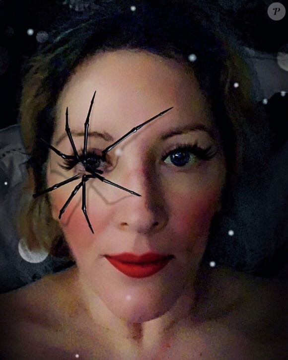 Loana pose sur Instagram. (2020).