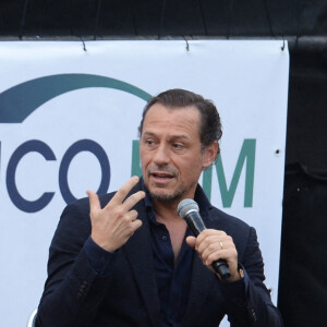 Stefano Accorsi lors de l'événement "Fuori-Cinema : L'art qui sauve" dans les jardins de la Triennale de Milan. Le 20 septembre 2020 